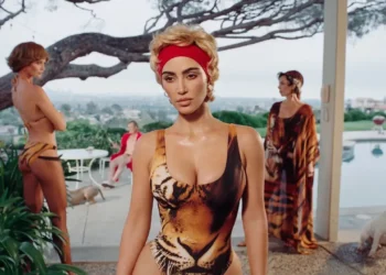 Cintia Dicker brilha em campanha com Kim Kardashian e Roberto Cavalli: veja detalhes Models Brasil - Agências de Modelos e Top Models