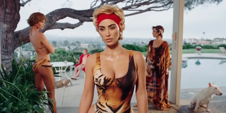 Cintia Dicker brilha em campanha com Kim Kardashian e Roberto Cavalli: veja detalhes Models Brasil - Agências de Modelos e Top Models