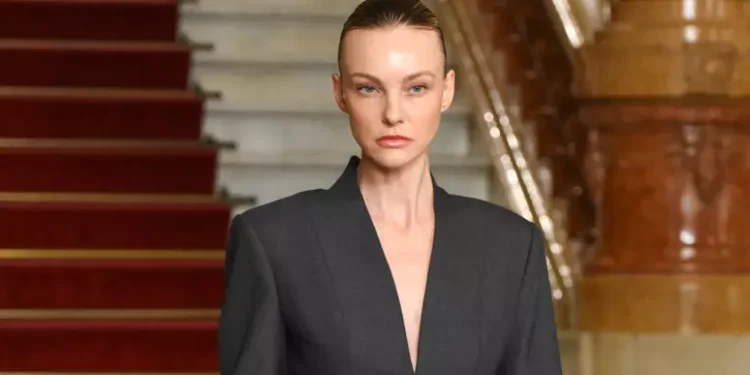 Top Model Carol Trentini desfila para Mondepars de Sasha Meneghel 1- Agências de Modelos e Top Models